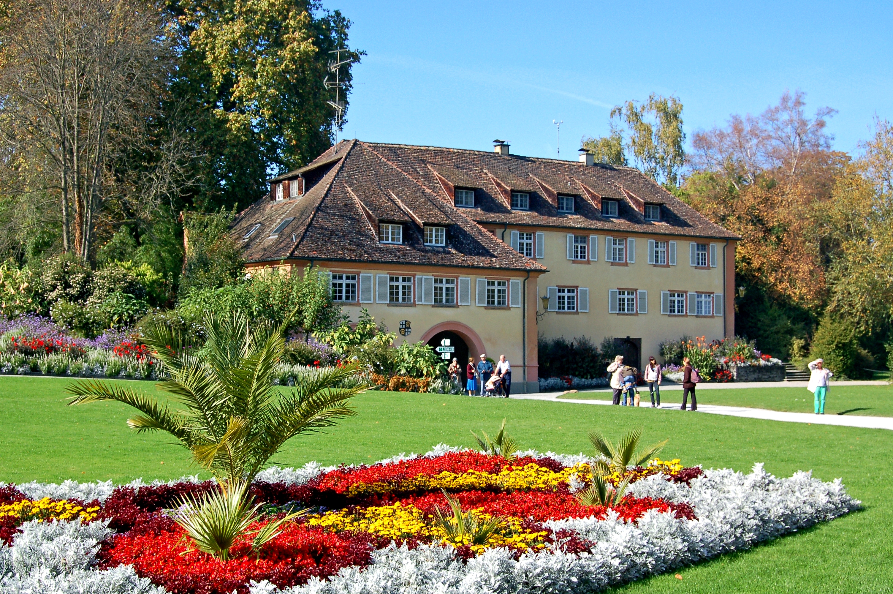 Insel Mainau - Streifzug über die Insel (14) - Verwaltungsgebäude (10052261474) -- By Gerhard Giebener [CC BY 2.0 (http://creativecommons.org/licenses/by/2.0)], via Wikimedia Commons