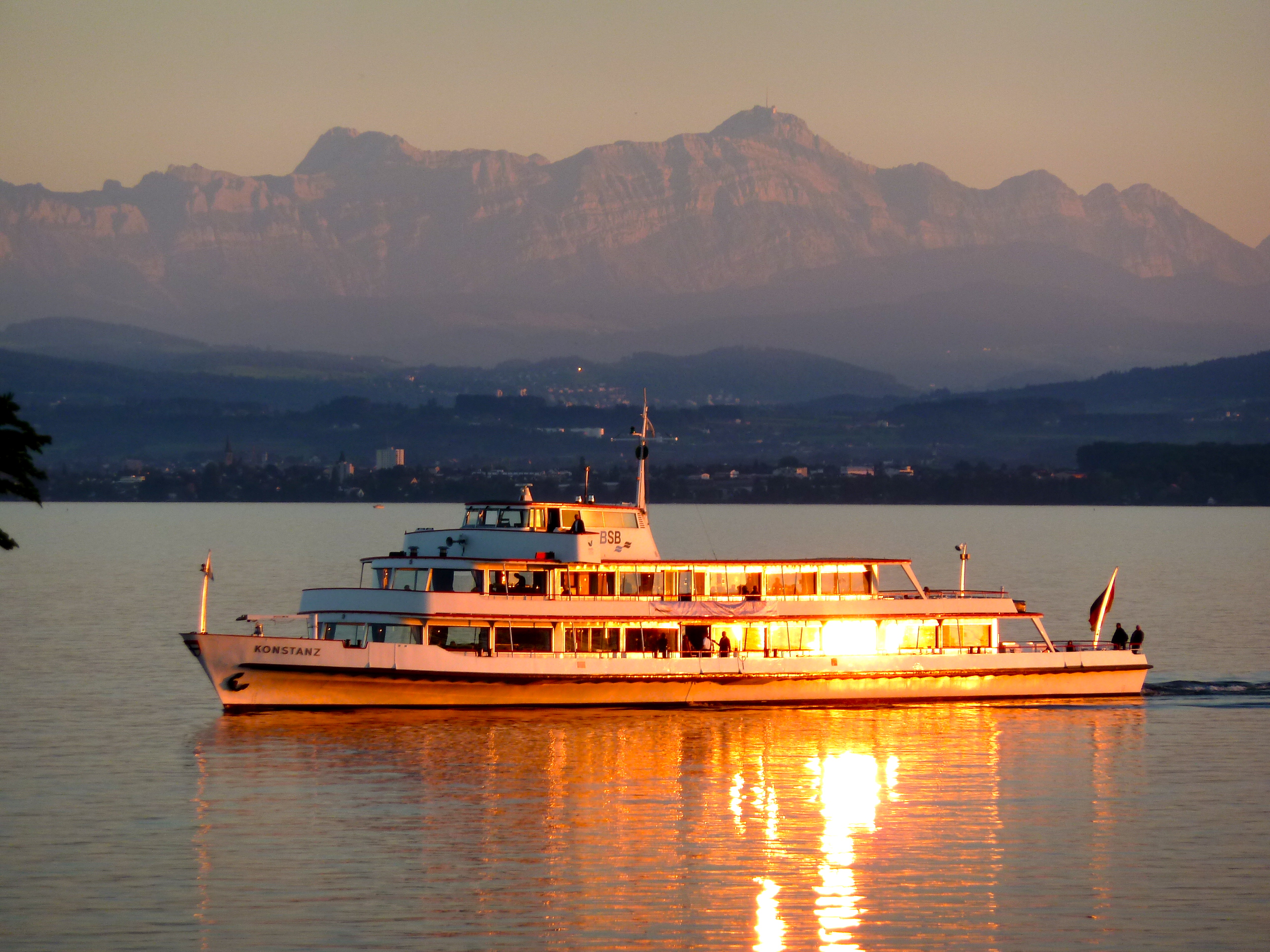 Abendschiff vor dem Säntis-Massiv -- By Ameichle (Own work) [CC BY-SA 3.0 (http://creativecommons.org/licenses/by-sa/3.0)], via Wikimedia Commons