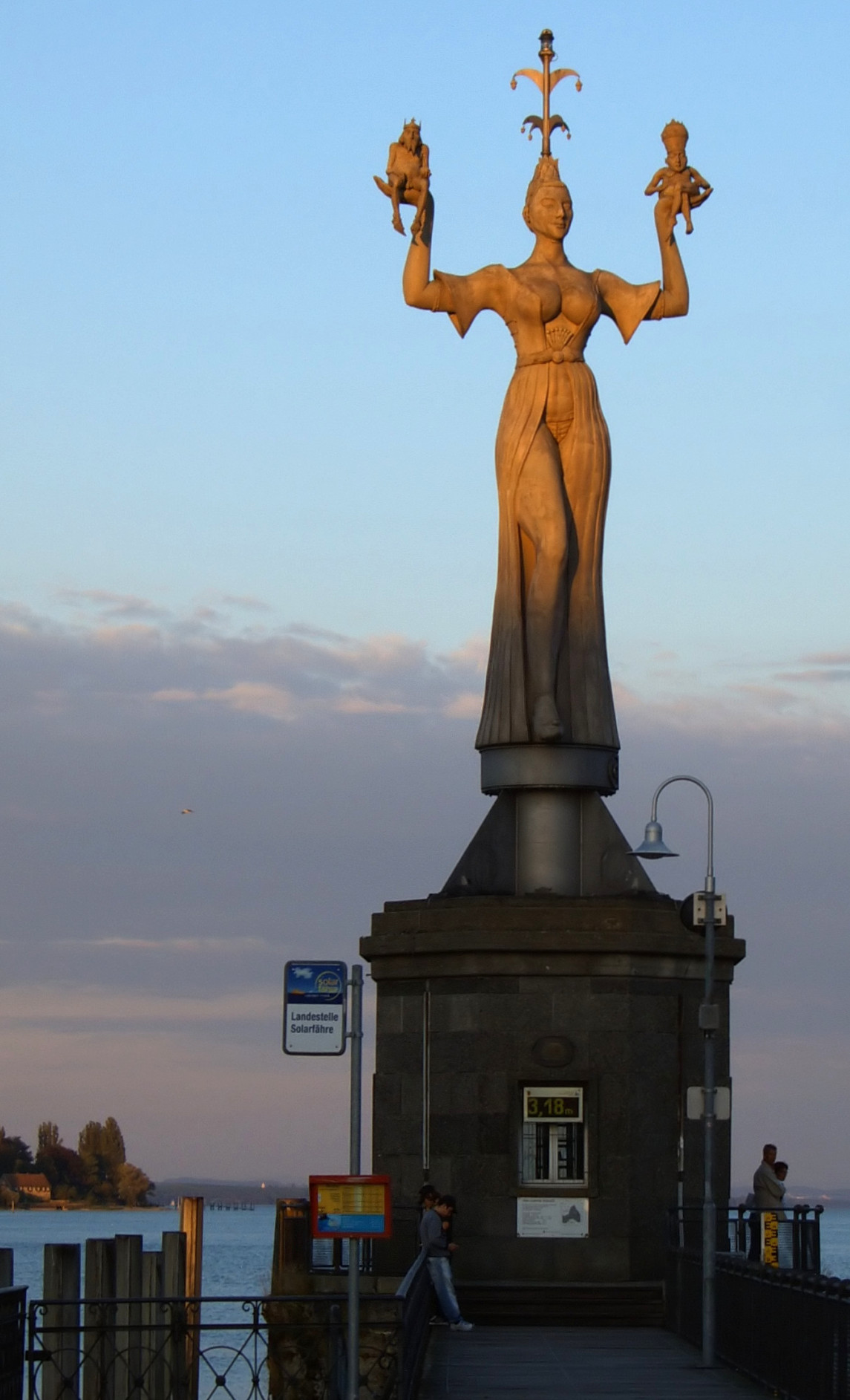 Imperia(Statue) Konstanz Abend -- By Florian Fell (Own work) [Public domain], via Wikimedia Commons