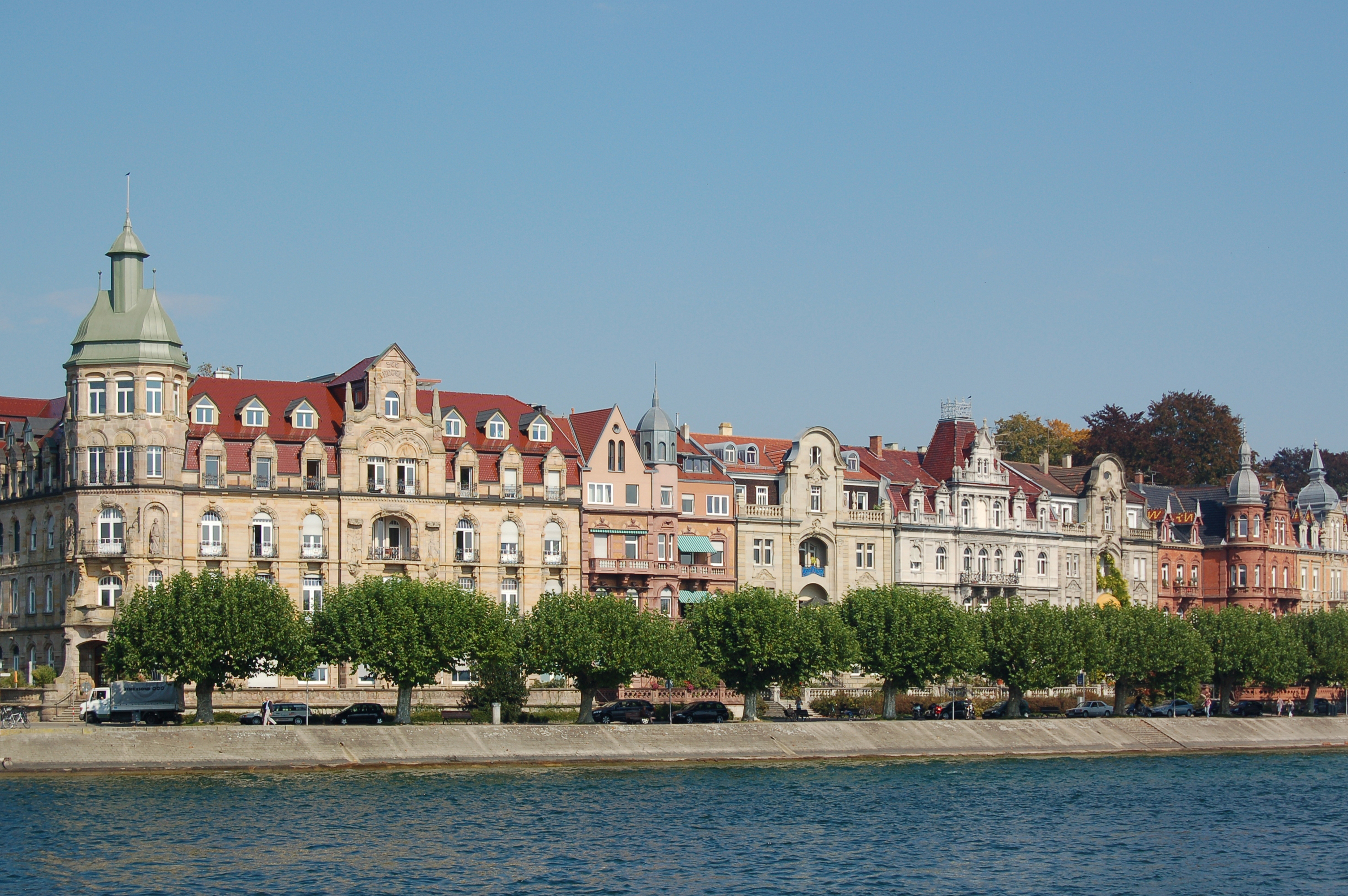 Konstanz - Bürgerhäuser an der Seestraße (01) (9503181098) -- By Gerhard Giebener (Konstanz - Bürgerhäuser an der Seestraße (01)) [CC BY 2.0 (http://creativecommons.org/licenses/by/2.0)], via Wikimedia Commons